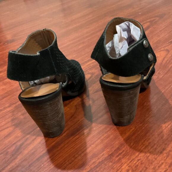 Arturo Chiang Janelle Black Suede Peep Toe Booties 7.5M Chunky Heel - Picture 3 of 14